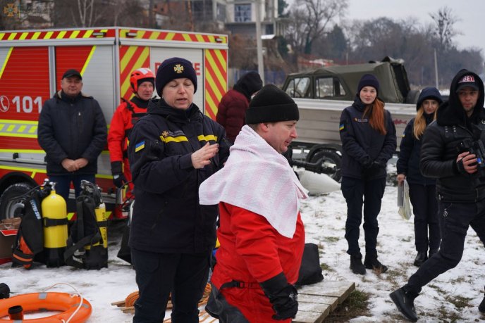 Як безпечно пірнати на Водохреще: рятувальники провели майстер-клас  – 01