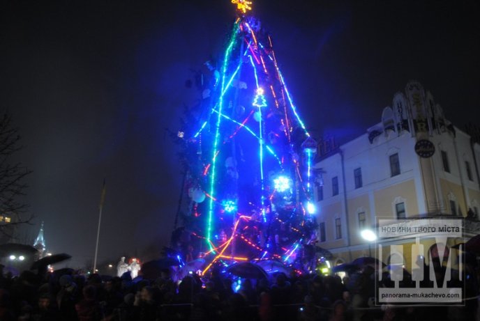 У Мукачеві святковими вогнями запалили головну новорічну красуню міста (ФОТОРЕПОРТАЖ) – 15 У Мукачеві святковими вогнями запалили головну новорічну красуню міста (ФОТОРЕПОРТАЖ) – 15