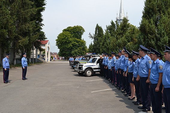 Закарпатські міліціонери вишикувались на центральних площах міст області – 05