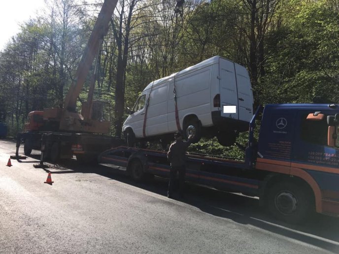 На Виноградівщині сталась ДТП: "Mercedes" з’їхав у кювет – 03