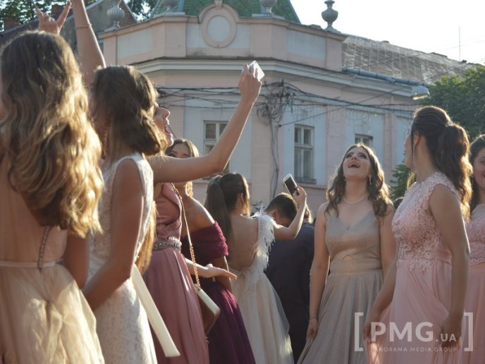 Парад випускників у Мукачеві: емоційні фото із заходу – 12