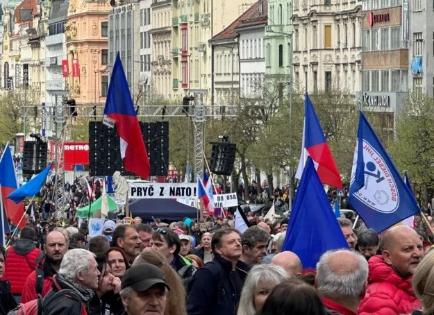  У Празі кількатисячний натовп протестує проти проукраїнського уряду Фіали – 01