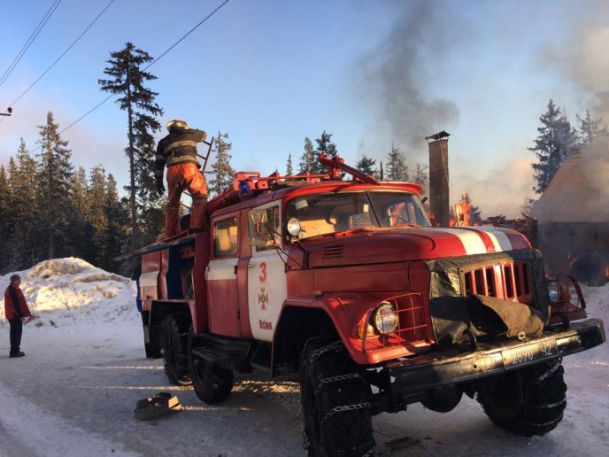 На Драгобраті горить готель "Жандарм" – 02