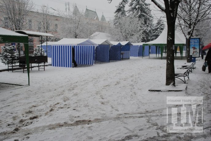 Мукачево у сніговому полоні: комунальники відкопують місто (ФОТО) – 02
