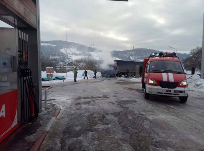 Біля АЗС у Нижніх Воротах горіла вантажівка – 02