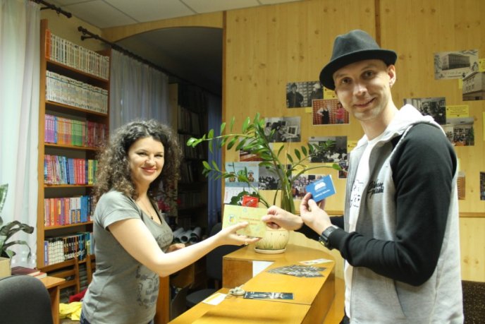 У Закарпатськй обласній бібліотеці ужгородці танцювали під "Круглий звук" – 12