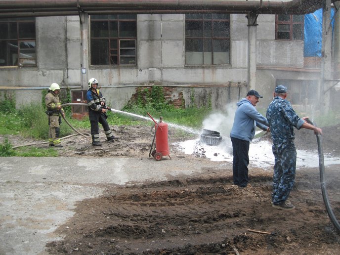 Міжгірські вогнеборці вчилися гасити пожежу на місцевому лісокомбінаті – 03