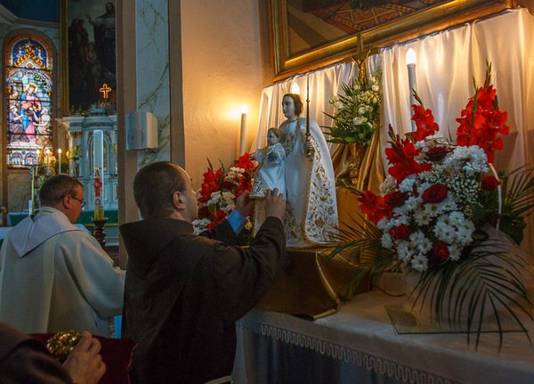 До Ужгорода прибула реліквія, яка зцілює і впливає на життя (ФОТО) – 08