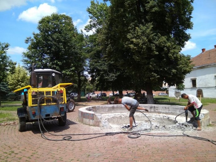 У центрі Мукачева демонтують фонтан – 02