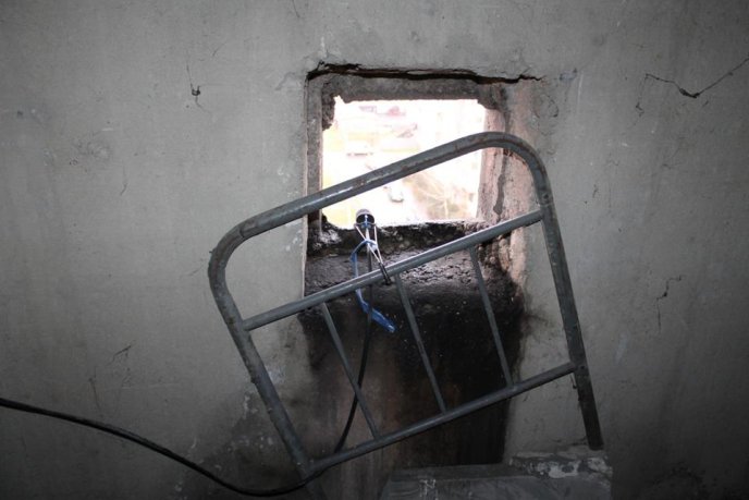 Мешканці мукачівської багатоповерхівки по вулиці Гойди кожну зливу зустрічають з тазиками та відрами (ФОТО)  – 07