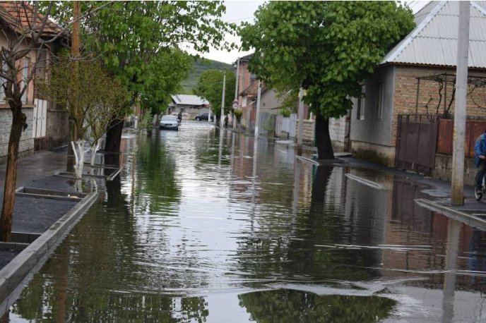 У Берегові затопило одну із вулиць міста – 01