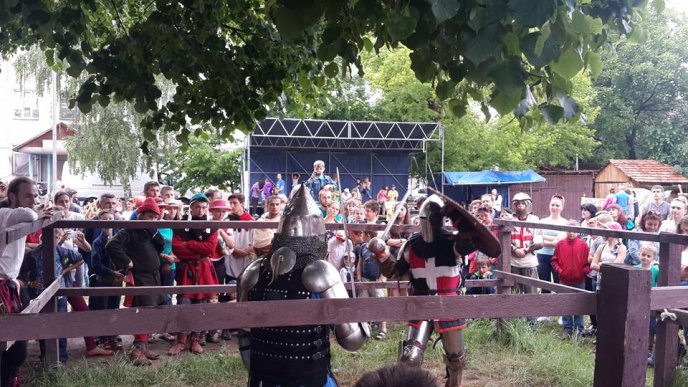 На фестивалі "Срібний татош" хлопець у лицарському обладунку освідчився дівчині у коханні (ФОТО) – 02