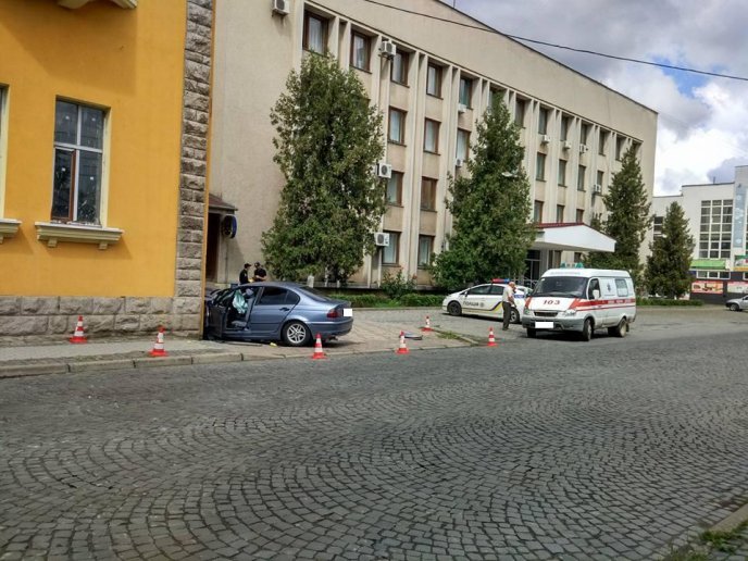 У Мукачеві іномарка "BMW" в’їхала у Будинок культури: є потерпіла – 03