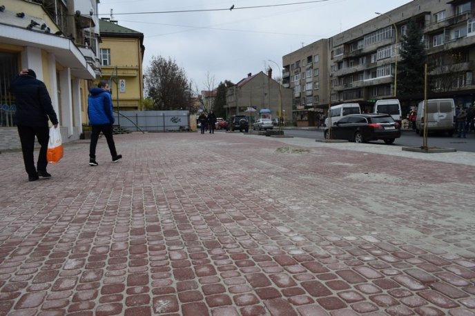 В Ужгороді викладають бруківкою тротуар на проспекті Свободи – 01