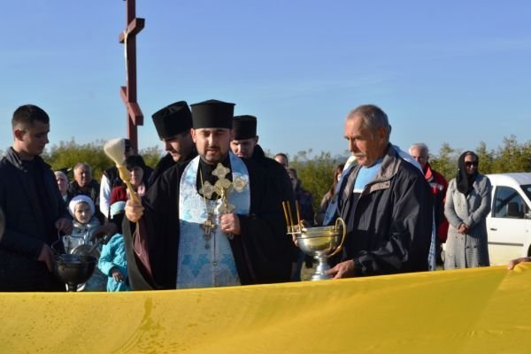 На Тячівщині на горі Капуна урочисто піднялии величезний прапор України – 08