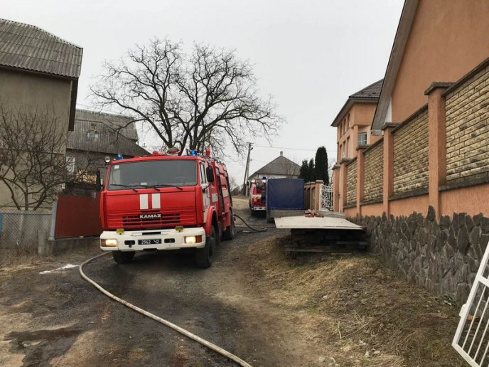 8 вогнеборців гасили пожежу на підприємстві – 03