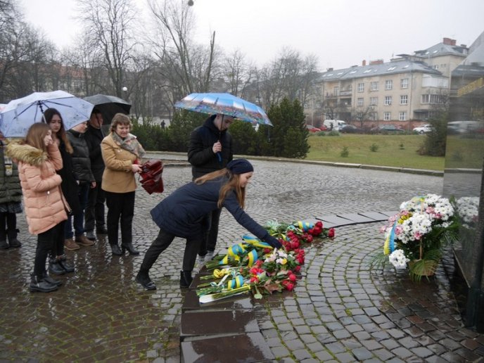 В Ужгороді поклали квіти до пам’ятника Тарасу Шевченку – 07