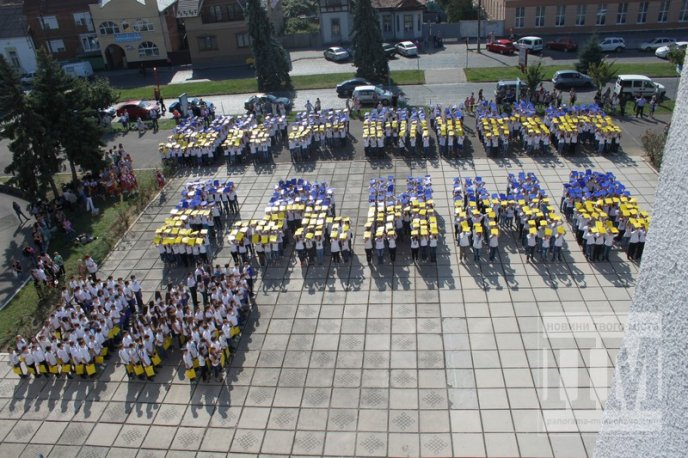 Мукачівські школярі присвятили патріотичний флешмоб єдиній Україні (ФОТОРЕПОРТАЖ) – 07