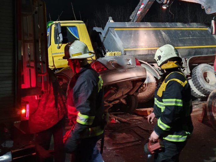 Машину розчавило під вантажівкою: подробиці фатальної аварії – 02 Машину розчавило під вантажівкою: подробиці фатальної аварії – 02