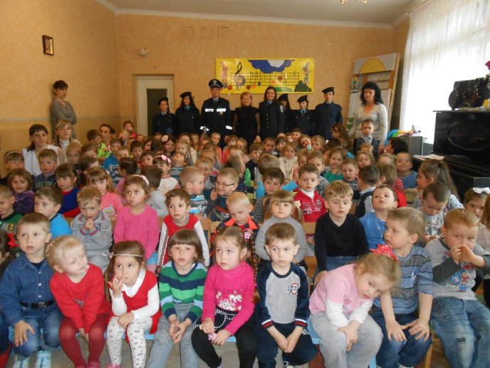 Правоохоронці Мукачева вчили дошкільнят правилам дорожнього руху – 03