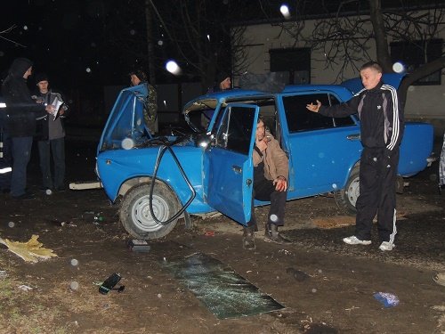 У Берегові п’яний водій на великій швидкості врізався у дерево. Жінка та двоє дітей у реанімації (ФОТО) – 02