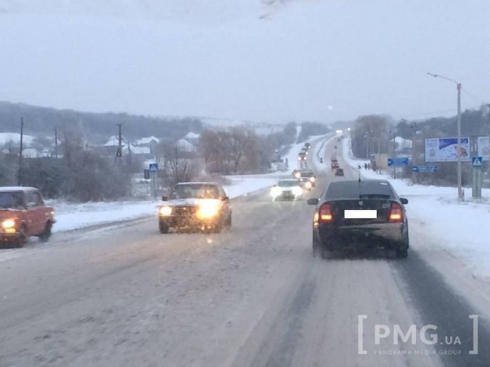 На відрізку траси "Київ-Чоп" від Ужгорода до Мукачева через снігові опади ускладнився рух автомобілів – 08 На відрізку траси "Київ-Чоп" від Ужгорода до Мукачева через снігові опади ускладнився рух автомобілів – 08