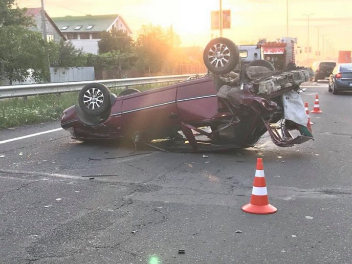 Моторошна аварія поблизу Ужгорода: автомобіль перекинувся на дах – 05