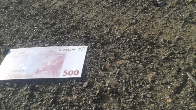 Дорогу із Мукачева до Хуста встелили "банкнотами" номіналом 500 євро – 02