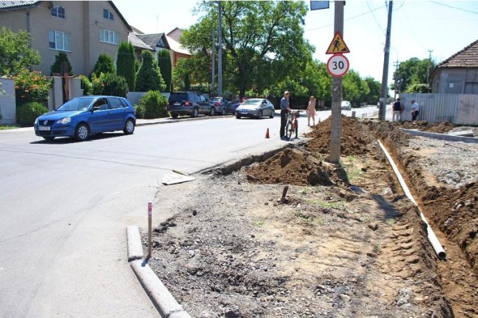 У мікрорайоні Росвигово в Мукачеві облаштовують нове перехрестя – 01