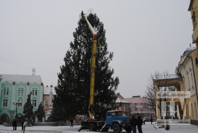 В центрі Мукачева прикрашають ялинку та на повну працює новорічний ярмарок (ФОТО) – 06