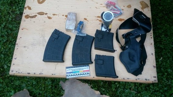 У небезпечного закарпатця знайшли пістолет, газовий балончик, балаклави, набої та наркотики – 04