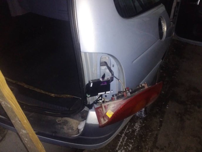 Прикордонники виявили в легковику закарпатця тайники з цигарками – 03