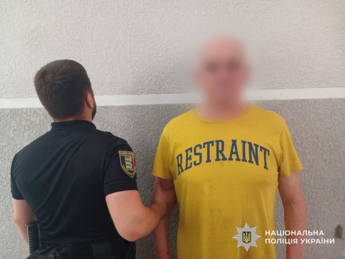 Двічі вдарив ножем і біг добивати: в Мукачеві сусід напав на сусіда – 01