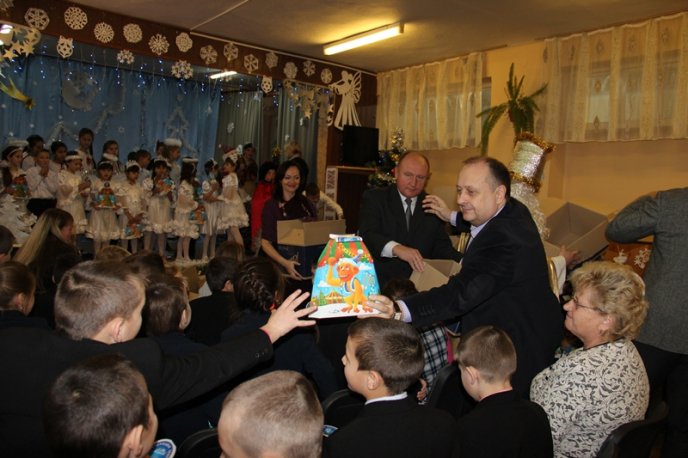 Вихованці Великоберезнянської школи-інтернат отримали подарунки від святого Миколая – 04