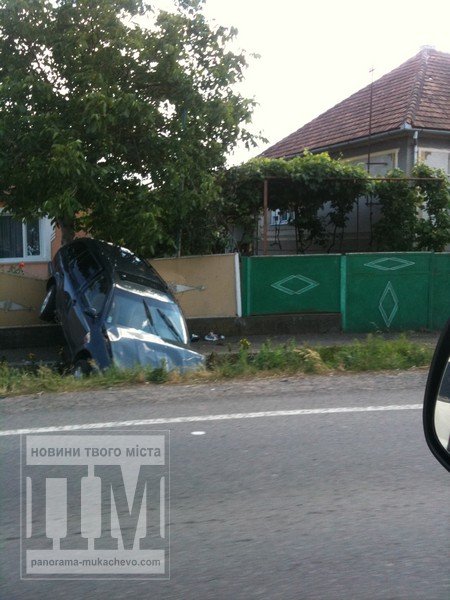 В Ракошині чергове ДТП: автівка протаранила паркан (ФОТО) – 02