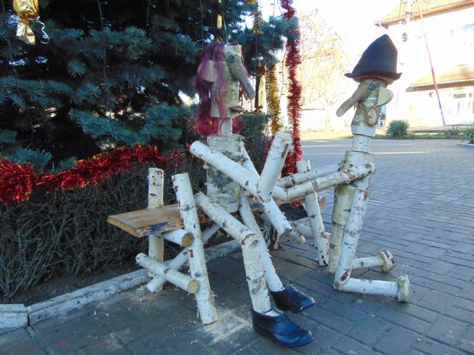 У Чопі під ялинкою встановили чудернацьку дерев’яну скульптуру – 02