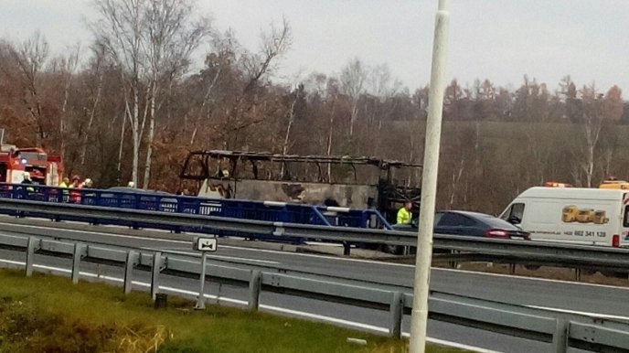 Автобус, який їхав із Закарпаття у Чехію, згорів повністю – 03