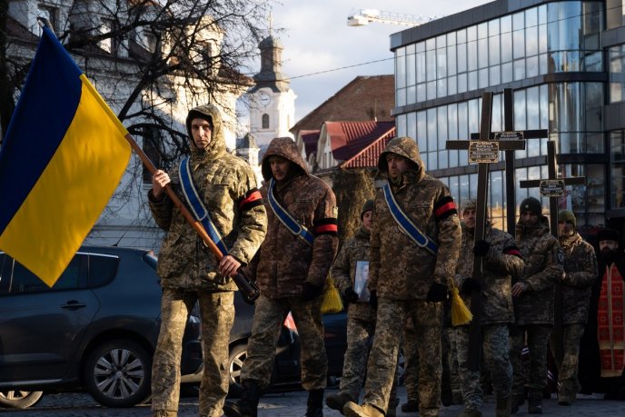 Чорний день для Ужгорода: в місті сьогодні поховали трьох військових – 09