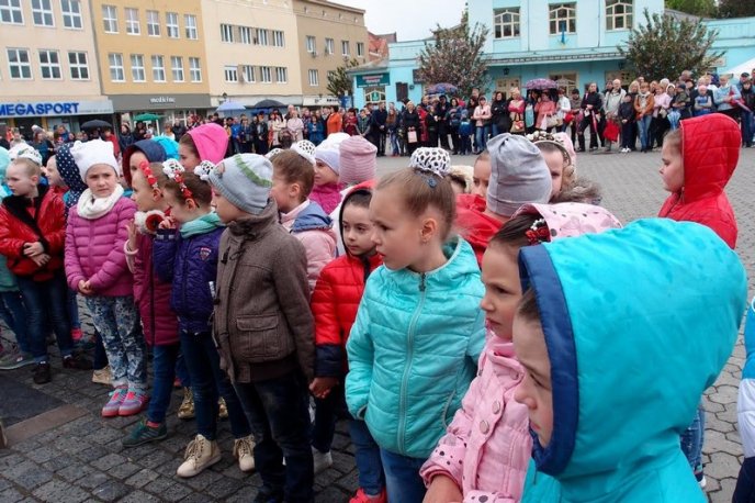 Як закарпатці в центрі Ужгорода танцювали – 05