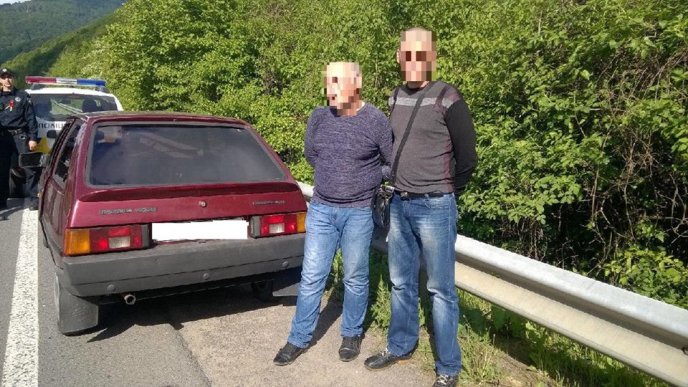 Патрульні затримали двох зловмисників, які обікрали магазин у Нижньому Солотвині – 01