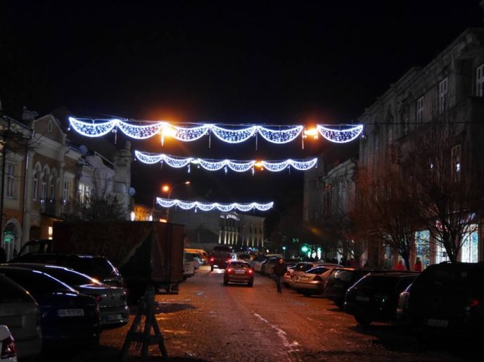 Святкова ілюмінація прикрасила площу Корятовича в Ужгороді – 01