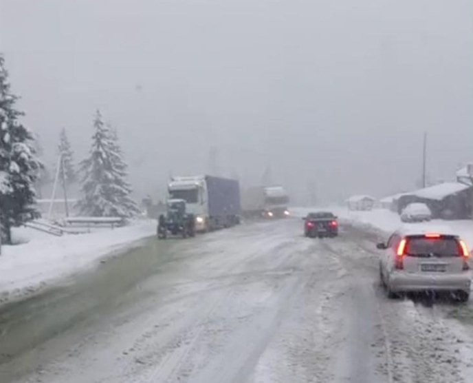 Верецький перевал замело снігом. Вантажівки потрапили у "снігову пастку" – 01