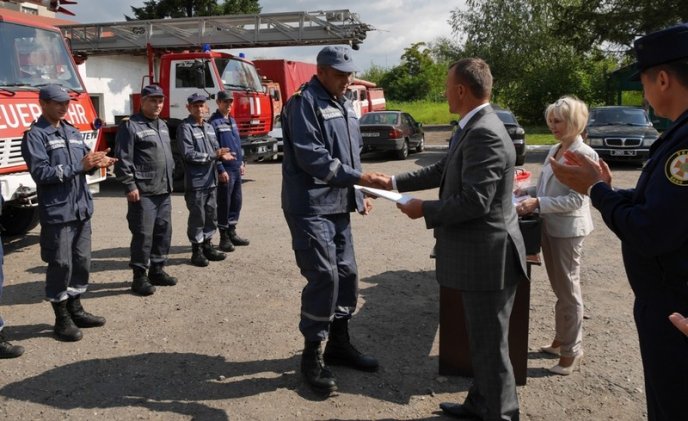 Рятувальників 2-річної дитини, яка ледь не вистрибнула з балкону, сьогодні нагородили – 08