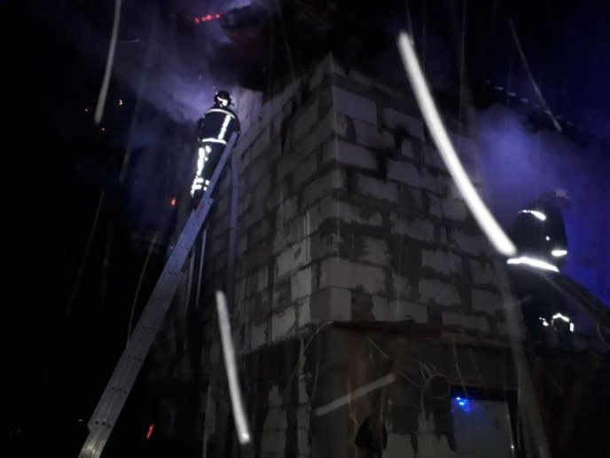 У Сваляві врятували від знищення надвірну споруду – 03