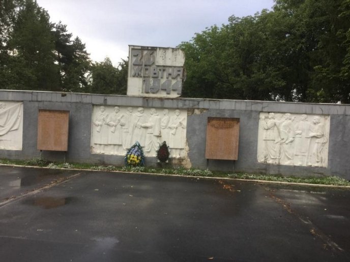 Меморіал у парку "Перемога" в Мукачеві почали знищувати на очах – 06