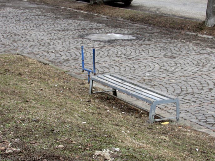 Сквер імені Андрія Кузьменка у Мукачеві: купа пляшок, бруд, поламані лавиці та викрадені смітники – 11