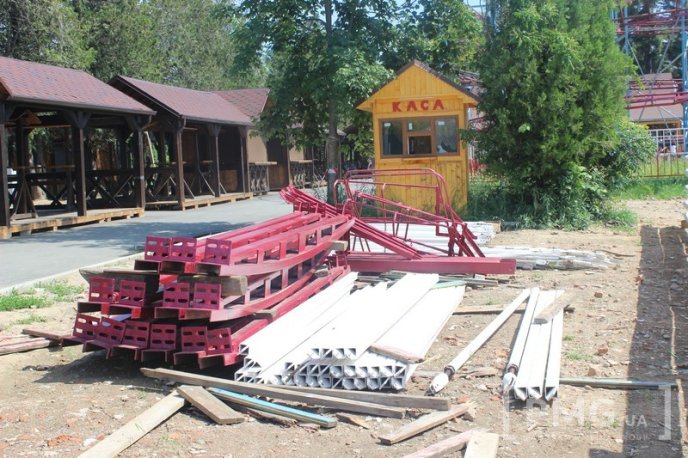 У Мукачівському парку "Перемога" встановлюють "чортове колесо" – 07