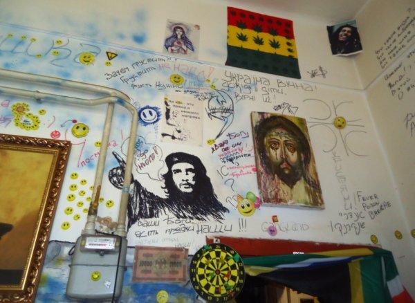 У Берегові чоловік намагався підірвати завод, вдома у зловмисника виявили масу фашистської символіки та арсенал зброї (ФОТО) – 11