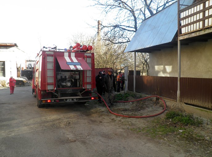 Ужгородські рятувальники ліквідували пожежу на території приватного господарства – 04