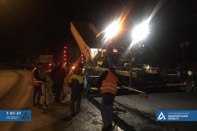 На Закарпатті цілодобово ремонтують дороги до відомих курортів  – 04